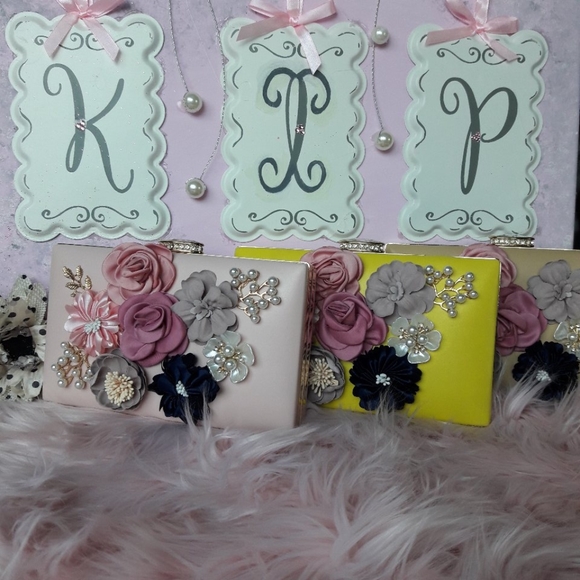 Handbags - Picture 3 of 3